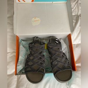 Ladies Baretraps ReBound elastic strap sandals Grey size 7. NWT
